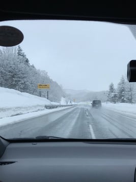 도로와 더불어 끝없이 이어지는 설원