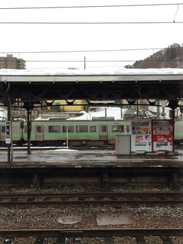 건너편에서 찍은 전철과 자판기