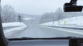 도로와 양 옆으로 눈 덮인 설경