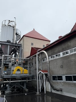 증류소 건물 외관