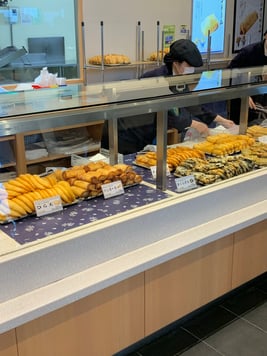 어묵을 담는 직원 분