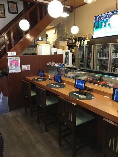 스시집 내부 닷지석