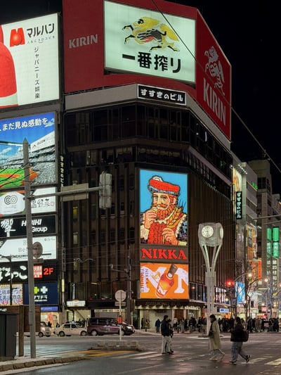 내려와서 찍은 니카상 야경