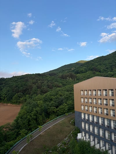 숙소 창밖 산과 황토 뷰
