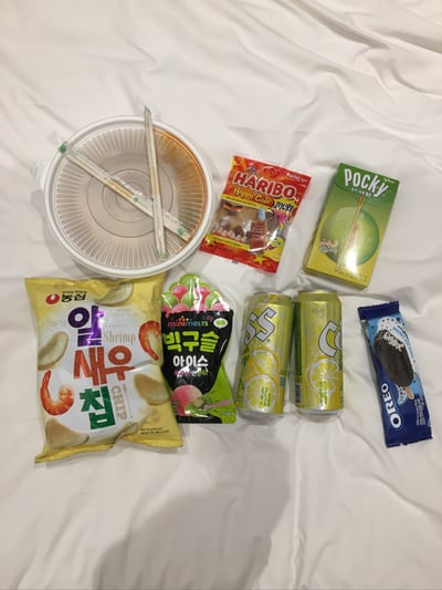 잔뜩 사 온 야식거리