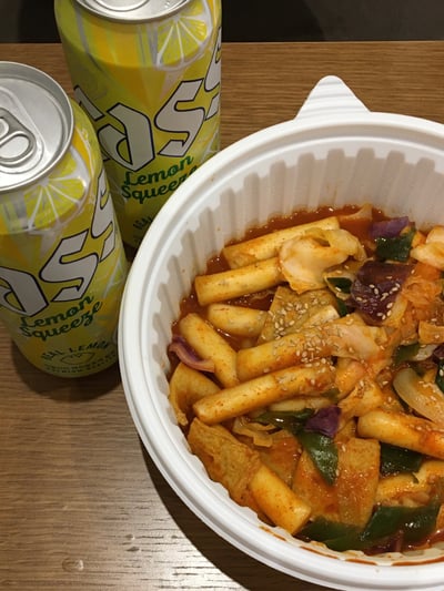 야식 하이라이트인 맥주와 떡볶이