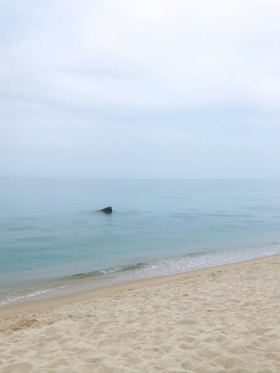 모래와 바다 색깔이 환상적