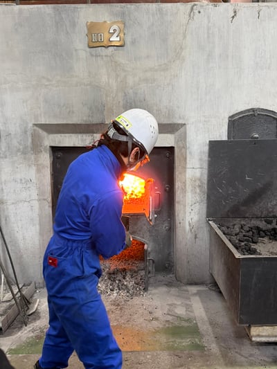 바로 앞에서 석탄을 넣어주시는 직원 분