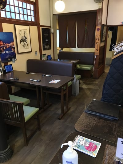 스시집 내부 테이블