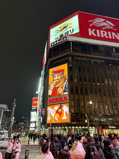 배경색이 변화하는 니카상 야경