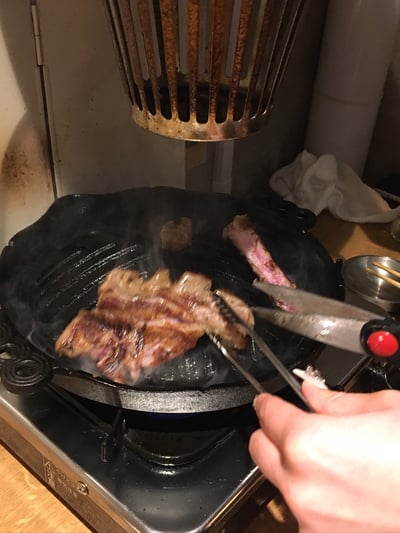 직원이 양고기를 굽는 모습